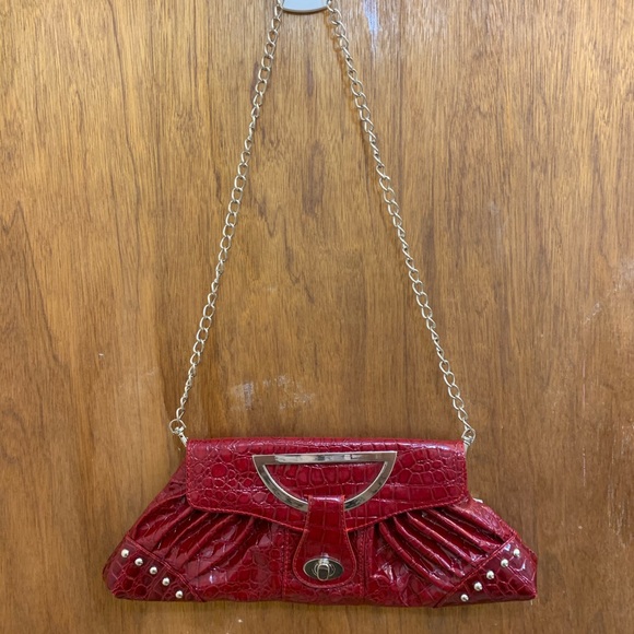 Burgundy snakeskin style purse with silver chain - Picture 3 of 3